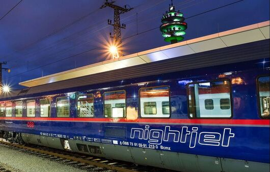 Tren nocturno en la estación de tren de Noruega
